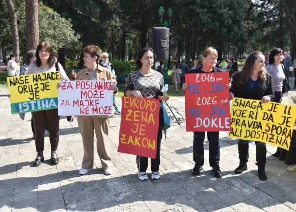 (VIDEO) Protest majki sa troje i vi&scaron;e djece - Apel za ispravku nepravde i uvećanje nadoknada