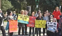 (VIDEO) Protest majki sa troje i vi&scaron;e djece - Apel za ispravku nepravde i uvećanje nadoknada