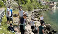 (FOTO) Masovna akcija či&scaron;ćenja obale Risanskog akvatorijuma okupila vi&scaron;e od 120 volontera