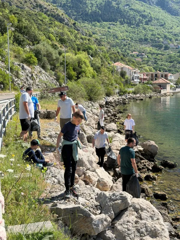 (FOTO) Masovna akcija či&scaron;ćenja obale Risanskog akvatorijuma okupila vi&scaron;e od 120 volontera