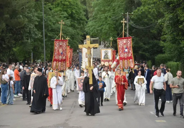 (FOTO/VIDEO) Markovdanska litija u Podgorici okupila veliki broj vjernika