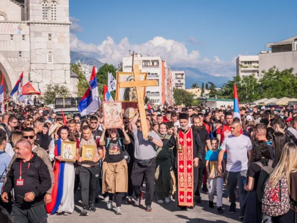 (FOTO) Stotine vjernika iz Podgorice krenulo ka Ostrogu