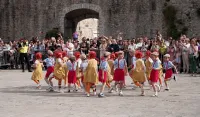 (FOTO) Budva ispunjena &scaron;arenim maskama i osmjesima: Mala karnevalska povorka okupila djecu iz različitih krajeva Crne Gore