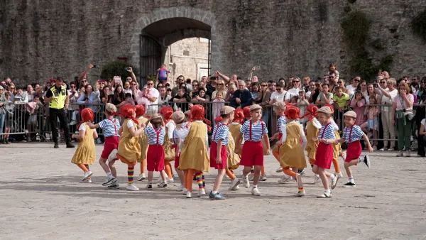 (FOTO) Budva ispunjena &scaron;arenim maskama i osmjesima: Mala karnevalska povorka okupila djecu iz različitih krajeva Crne Gore