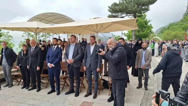 (VIDEO) Hiljade vjernika pod Оstrogom: U molitvenom sabranju proslavljaju praznik Svetog Vasilija Čudotvorca