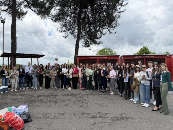 (FOTO) AmCham organizovao akciju: Prikupljeno preko 200 kilograma otpada