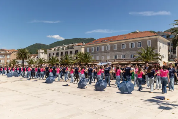 (FOTO) Tivatski maturanti plesom u buduće uspjehe