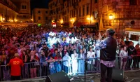 (FOTO) U Kotoru proslavljen Dan nezavisnosti uz Bokeljski simfonijski orkestar i Željka Bebeka