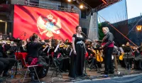 (FOTO) U Kotoru proslavljen Dan nezavisnosti uz Bokeljski simfonijski orkestar i Željka Bebeka