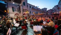 (FOTO) U Kotoru proslavljen Dan nezavisnosti uz Bokeljski simfonijski orkestar i Željka Bebeka