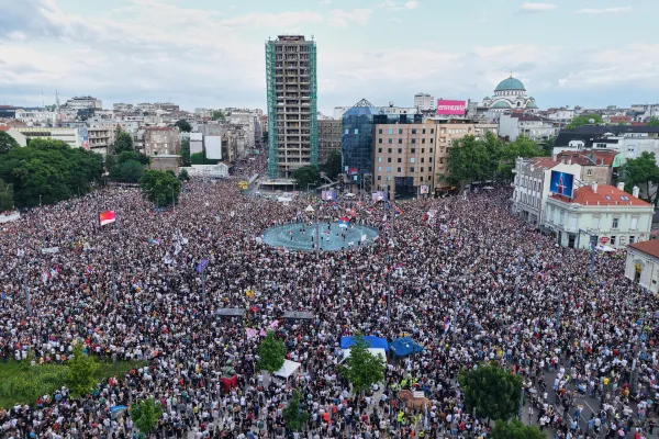 (VIDEO/FOTO) Protest studenata u Beogradu: Direktor policije saop&scaron;tio da je na skupu 34.000 ljudi, Arhiv javnih skupova tvrdi da ih je vi&scaron;e od 100.000