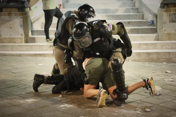 (VIDEO) Nakon protesta izbili neredi u Beogradu: Policija bacila suzavac, uhap&scaron;eno vi&scaron;e osoba