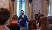 Milatović ugostio učenike u Plavom dvorcu: Djeca upoznaju istoriju države kojoj pripadaju