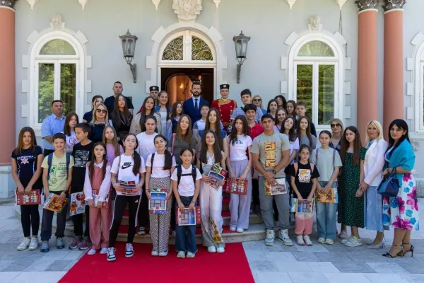 Milatović ugostio učenike u Plavom dvorcu: Djeca upoznaju istoriju države kojoj pripadaju