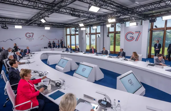 (FOTO) Lideri G7 pričali o cigaretama, fudbalu, Trampovom rođendanu i Grenlandu