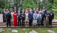 (FOTO) Lideri G7 pričali o cigaretama, fudbalu, Trampovom rođendanu i Grenlandu