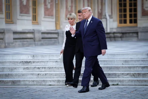 (FOTO) Makron ugostio Trampa u Versaju uz francuske specijalitete