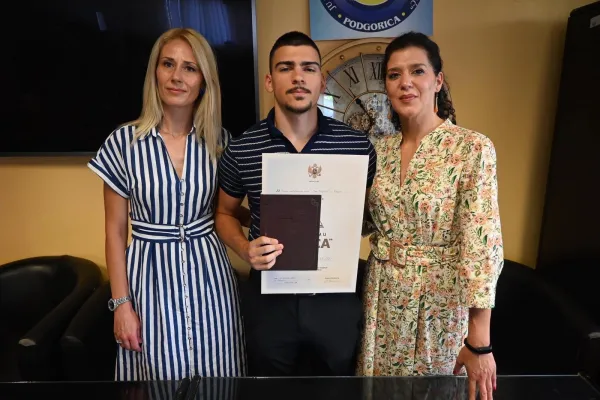 Srednja elektrotehnička &scaron;kola "Vaso Aligrudić" uručila 14 "Luča"