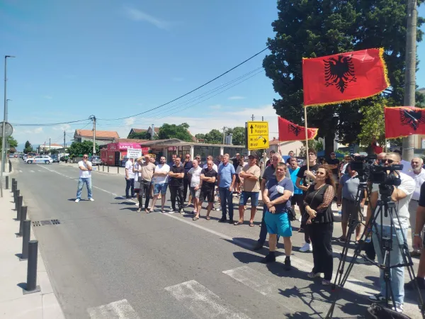 Protest stanovnika Op&scaron;tine Tuzi: Kuće Rakića ne daju, žaliće se evropskim sudovima