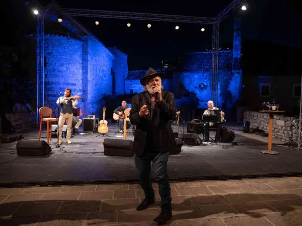 (FOTO) &Scaron;erbedžija i Zapadni kolodvor &ndash; budvansko veče za pamćenje