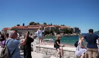 (FOTO) Posjete Svetom Stefanu dva puta dnevno, pristup mostu slobodan za sve posjetioce