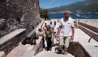 (FOTO) Posjete Svetom Stefanu dva puta dnevno, pristup mostu slobodan za sve posjetioce