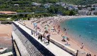 (FOTO) Posjete Svetom Stefanu dva puta dnevno, pristup mostu slobodan za sve posjetioce