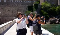 (FOTO) Posjete Svetom Stefanu dva puta dnevno, pristup mostu slobodan za sve posjetioce