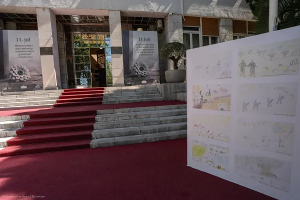 Nurković otvorio izložbe &bdquo;Priče iz Srebrenice&rdquo; i &bdquo;Djetinjstvo u ratu: Crteži iz Srebrenice&rdquo;