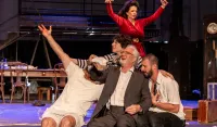39. festival Barski ljetopis URNEBESNA TRAGEDIJA tekst Du&scaron;an Kovačević režija i adaptacija Jago&scaron; Marković koprodukcija Narodno pozori&scaron;tE u Beogradu Narodno pozori&scaron;tE Republike Srpske BanjA LukA