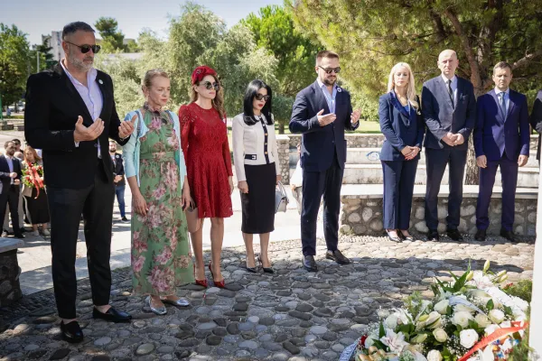 DPS odao po&scaron;tu žrtvama genocida u Srebrenici, položen vijenac u Podgorici