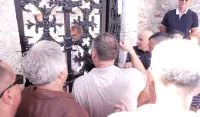 (VIDEO/FOTO) Grupa mje&scaron;tana Budve i političkih funkcionera blokirala grad hotel Sveti Stefan