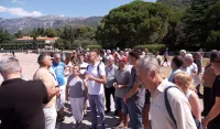 (VIDEO/FOTO) Grupa mje&scaron;tana Budve i političkih funkcionera blokirala grad hotel Sveti Stefan