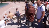 (VIDEO/FOTO) Grupa mje&scaron;tana Budve i političkih funkcionera blokirala grad hotel Sveti Stefan