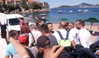(VIDEO/FOTO) Grupa mje&scaron;tana Budve i političkih funkcionera blokirala grad hotel Sveti Stefan