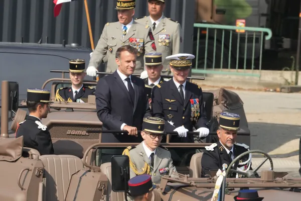 Vojna parada povodom Dana pada Bastilje &ndash; defile vojnika uz nalet aviona sa bojama francuske zastave