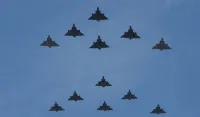 Vojna parada povodom Dana pada Bastilje &ndash; defile vojnika uz nalet aviona sa bojama francuske zastave