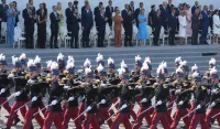 Vojna parada povodom Dana pada Bastilje &ndash; defile vojnika uz nalet aviona sa bojama francuske zastave