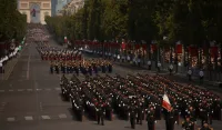 Vojna parada povodom Dana pada Bastilje &ndash; defile vojnika uz nalet aviona sa bojama francuske zastave