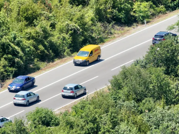 (VIDEO) Policija dronovima nadzire saobraćaj &scaron;irom Crne Gore: Pojačane kontrole tokom turističke sezone