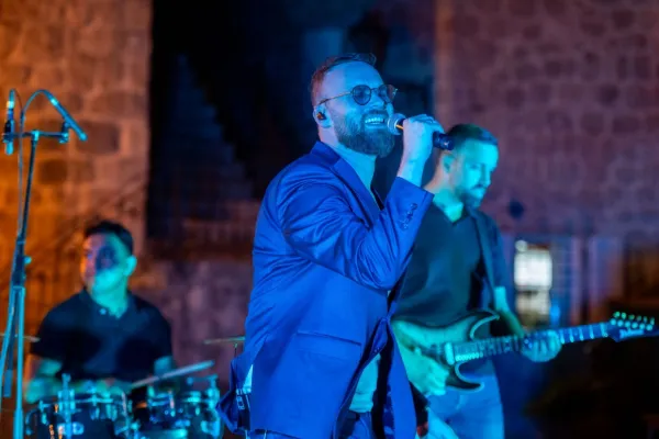 Prvo Pera&scaron;ko veče privuklo značajan broj posjetilaca, Danijel Alibabić napravio atmosferu za pamćenje