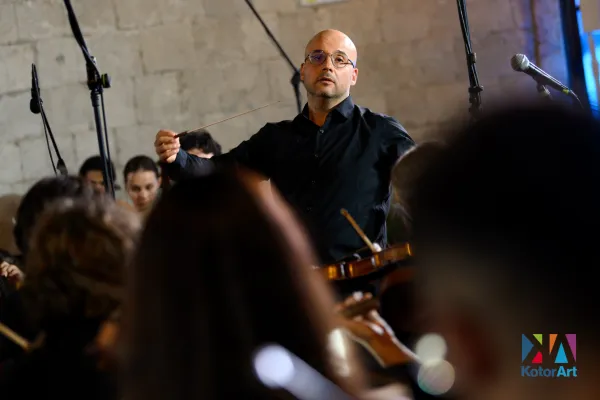 Ovacije za Omladinski orkestar Zapadnog Balkana na KotorArtu: Muzika koja povezuje različitosti
