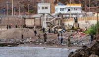 (FOTO/ VIDEO) Seuta kao ratna zona: Migranti lutaju ulicama, grad zatrpan smećem