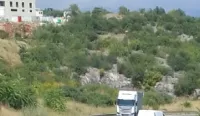 Na putu Podgorica - Cetinje, kamioni "pretrčavaju" na punu liniju