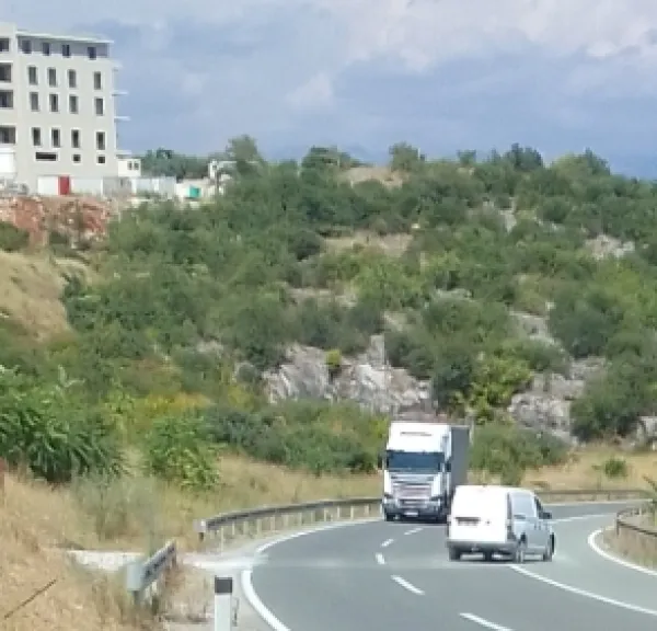Na putu Podgorica - Cetinje, kamioni "pretrčavaju" na punu liniju