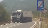 Na putu Podgorica - Cetinje, kamioni "pretrčavaju" na punu liniju