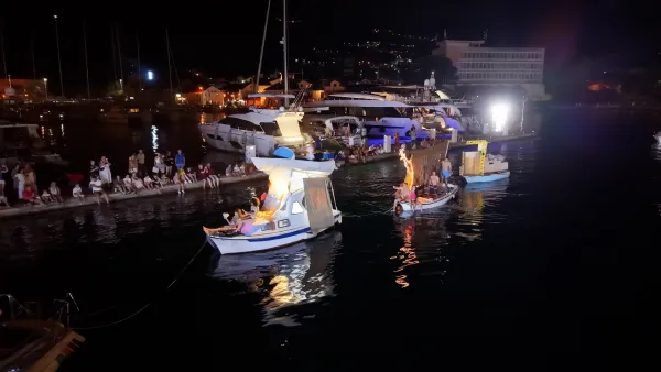Boke&scaron;ka noć ponovo odu&scaron;evila: More zasijalo u ritmu ma&scaron;te, tradicije i kotorskih me&scaron;tara