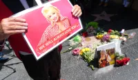 (FOTO) Amerika tuguje za Doli Parton, zastave spu&scaron;tene na pola koplja