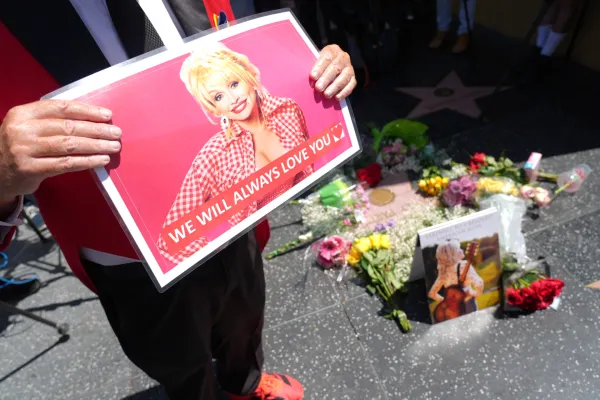 (FOTO) Amerika tuguje za Doli Parton, zastave spu&scaron;tene na pola koplja