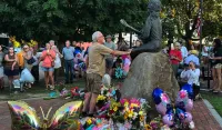 (FOTO) Amerika tuguje za Doli Parton, zastave spu&scaron;tene na pola koplja